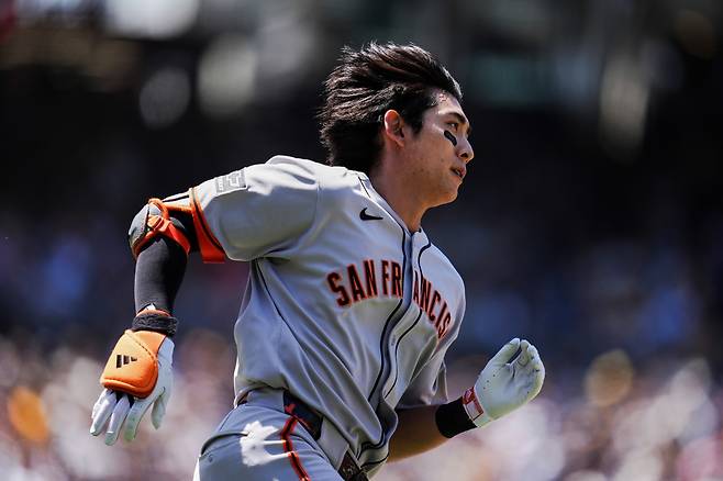 샌프란시스코 자이언츠의 이정후가 지난달 30일 미국 캘리포니아주 샌디에이고의 펫코 파크에서 열린 2025 메이저리그 샌디에이고 파드리스와 경기에서 4회 중 뜬공을 친 후 달리고 있다. AP뉴시스