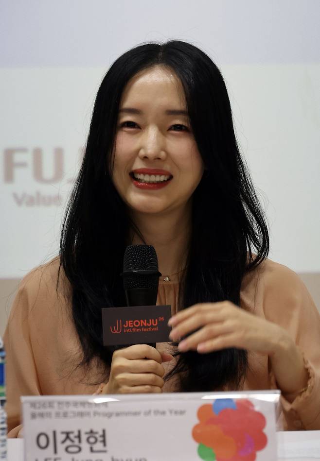 제26회 전주국제영화제가 열리고 있는 2일, 전북 전주시 완산구 전주중부비전센터에서 열린 'J스페셜: 올해의 프로그래머' 기자회견에서 배우 겸 감독 이정현이 기자들의 질문에 답하고 있다. 연합뉴스