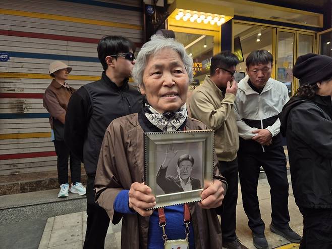철원에서 만난 홍덕(81)씨가 이재명 더불어민주당 대선 후보에 사인을 받기 위해 사진을 들고 있다. 홍씨는 '검찰개혁, 사법개혁, 내란세력 척결'을 당부하는 편지를 써 이 후보에 전달했다고 말했다. 철원=이동환 기자