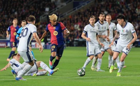 인터 밀란의 밀집 수비를 뚫고 돌파를 시도하는 야말. 사진[로이터=연합뉴스]