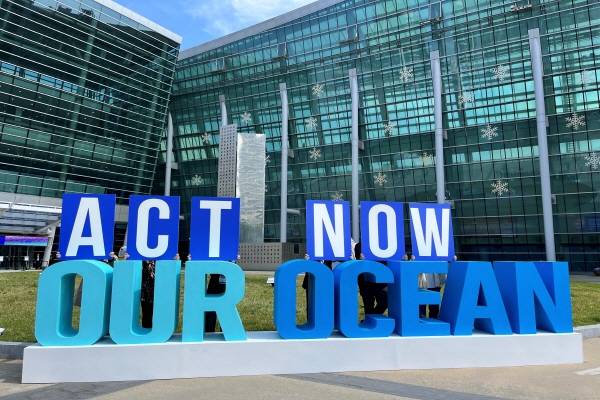 ▲국내 해양 관련 시민사회단체 연대 기구 'OOC 공동행동 네트워크'는 28일 오전 부산 해운대구 벡스코 광장에서 'ACT NOW'라는 피켓을 들고 있다. 사진=그린피스