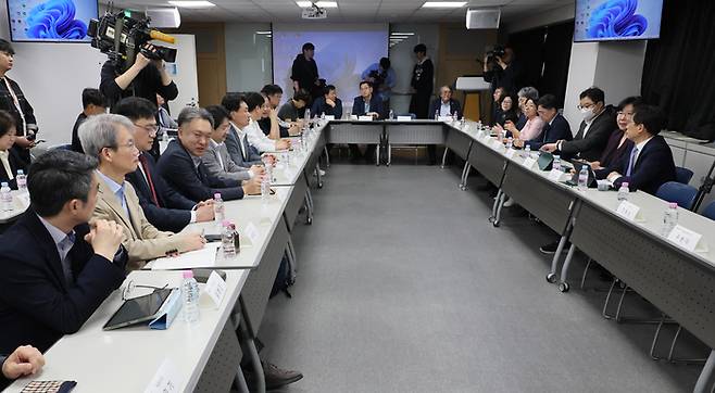 지난달 30일 서울 종로구 서울대학교 치과병원에서 교육부-의대학장단 간담회가 열리고 있다.  [연합뉴스]