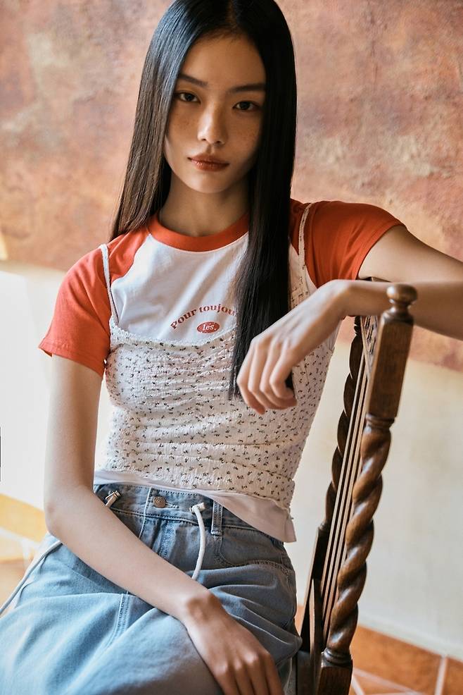 이랜드 미쏘의 티셔츠와 뷔스티에 레이어드 스타일