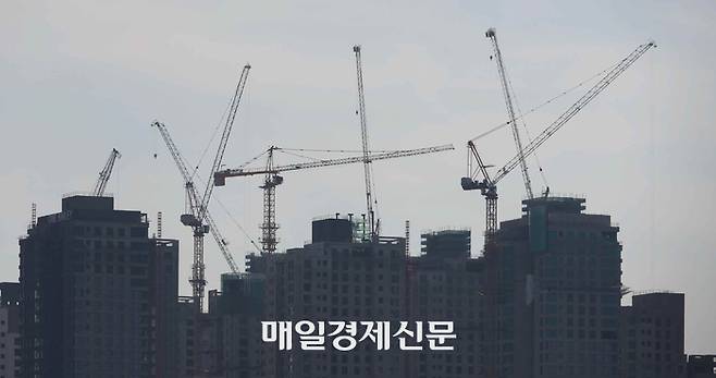 아파트 건설현장에 멈춰 서 있는 타워크레인 [박형기 기자]