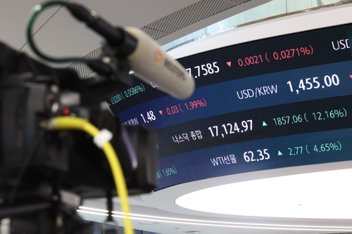 서울 중구 하나은행 본점 딜링룸 현황판에 나스닥 지수가 표시되고 있다. [사진 출처 = 연합뉴스]