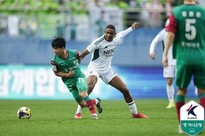 김현욱(사진 왼쪽). 사진=한국프로축구연맹