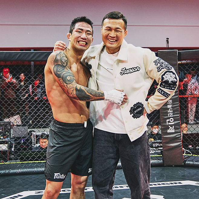 더블지 두 체급 챔피언 박찬수가 2025년 4월 서울특별시 스포모티브 Z-Fight Night Origin 승리 후 ZFN 정찬성 대표와 기념 촬영을 하고 있다. 사진=MCP ECC