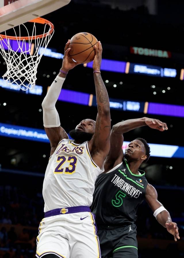 르브론 제임스(좌)는 5차전 이후 앤서니 에드워즈에게 “이제 다음 단계로 나아가”라고 전했다. NBA 역사상 가장 위대한 선수 중 한 명인 제임스가 전한 메시지이기에 더욱 뜻깊었다. 사진=AFP=연합뉴스