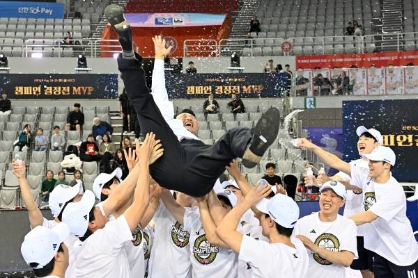 사진 통합 10연패를 달성한 두산 선수들이 윤경신 감독을 헝가레 하고 있다. 사진 제공=한국핸드볼연맹