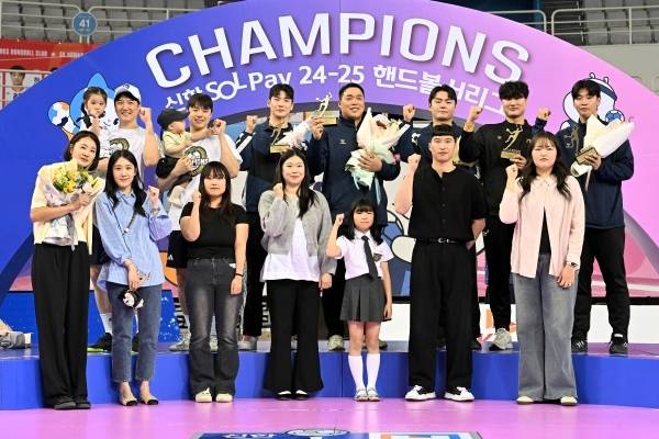 사진 2024-25시즌 신한 SOL페이 핸드볼 H리그 남자부 베스트7을 수상한 선수들이 시상한 팬들과 기념 촬영을 하고 있다. 사진 제공=한국핸드볼연맹