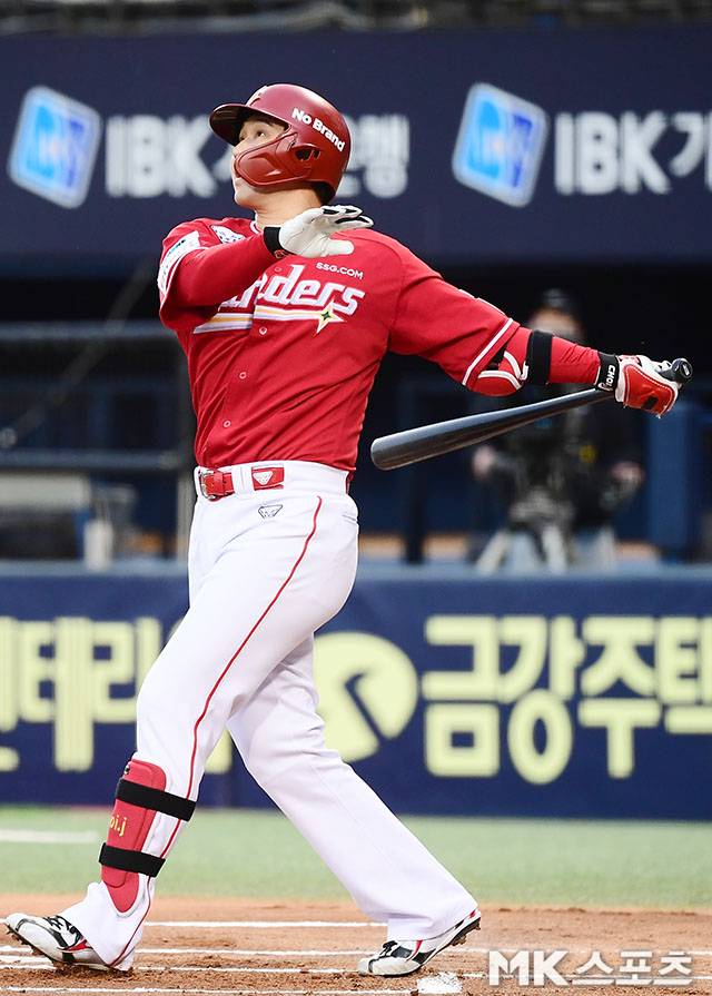최정이 2일 잠실 LG전에서 홈런을 치고 있다. 사진(잠실 서울)=김영구 기자