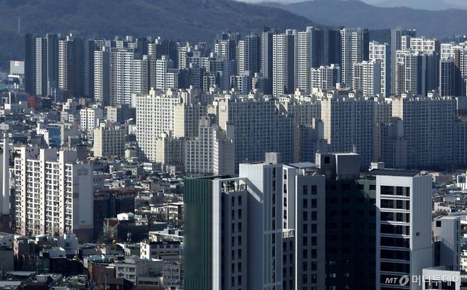 [대구=뉴시스] 이무열 기자 = 정부가 지방의 '악성 미분양' 주택 문제를 해소하기 위해 한국토지주택공사(LH)를 통해 약 3000호를 직접 매입하기로 결정한 19일 대구 중구에서 바라본 대구 도심 아파트. 2025.02.19. lmy@newsis.com /사진=이무열