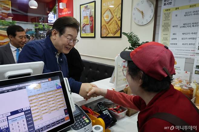 [포천=뉴시스] 조성우 기자 = 이재명 더불어민주당 대선후보가 1일 오후 경기 포천시 신읍사거리 인근서 골목골목 경청투어를 열고 상인들과 인사하고 있다. 2025.05.01. xconfind@newsis.com /사진=조성우