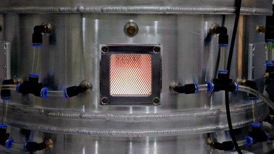 인공 다이아몬드를 합성하는 장비가 돌아가고 있는 모습사진=류준영 기자