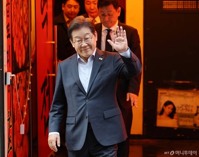 이재명 더불어민주당 대선후보가 1일 오후 서울 종로구의 한 포장마차에서 열린 비전형 노동자 간담회를 마치고 나오며 손을 들어 보이고 있다. 대법원 전원합의체는 이날 이 후보에게 무죄를 선고한 원심 판결을 파기하고 사건을 서울고법으로 돌려보냈다. (공동취재) 2025.05.01. /사진=뉴시스 /사진=