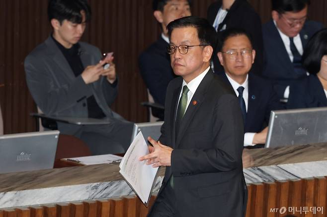 (서울=뉴스1) 이광호 기자 = 최상목 경제부총리 겸 기획재정부장관이 1일 오후 서울 여의도 국회에서 열린 본회의에서 2025년도 제1회 추가경정예산안이 통과되자 정부측 인사를 마친뒤 본회의장을 나서고 있다. 2025.5.1/뉴스1  Copyright (C) 뉴스1. All rights reserved. 무단 전재 및 재배포,  AI학습 이용 금지. /사진=(서울=뉴스1) 이광호 기자