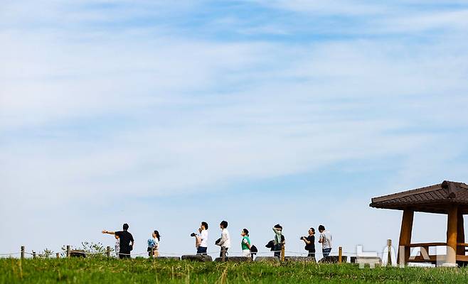 [서울=뉴시스] 황준선 기자 = 맑고 포근한 날씨를 보인 23일 오후 서울 마포구 하늘공원을 찾은 시민들이 산책을 즐기고 있다./사진=뉴시스