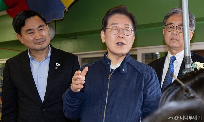 (인제=뉴스1) 이재명 기자 = '골목골목 경청투어 : 접경벨트편'에 나선 이재명 더불어민주당 대통령 후보가 2일 오후 강원 인제군 북면 원통시장에서 시민들을 향해 인사하고 있다. 2025.5.2/뉴스1  Copyright (C) 뉴스1. All rights reserved. 무단 전재 및 재배포,  AI학습 이용 금지. /사진=(인제=뉴스1) 이재명 기자