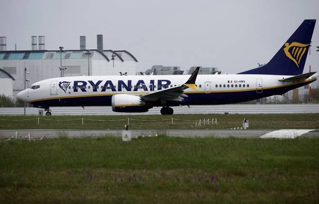승객 수 기준 유럽 최대 항공사인 라이언에어가 출발 시각 40분 전까지 카운터에 도착하지 않으면 벌금 16만원을 내야 하는 규정을 도입했다./사진=로이터