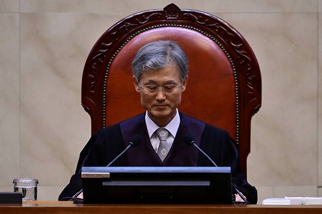 대법원이 이재명 더불어민주당 대선 후보의 공직선거법 위반 사건을 전례 없이 빠른 속도로 파기환송했으나 파기환송심과 재상고심 등 후속 절차를 감안하면 오는 6월3일 치러지는 대선 전까지 형이 확정되기는 사실상 어려워 이 후보의 출마에는 별다른 제약이 없을 것으로 보인다. 사진은 조희대 대법원장이 지난 1일 오후 서울 서초구 대법원 대법정에서 이재명 더불어민주당 대선 후보의 공직선거법 위반 사건 상고심 선고를 준비하는 모습. /사진=뉴시스