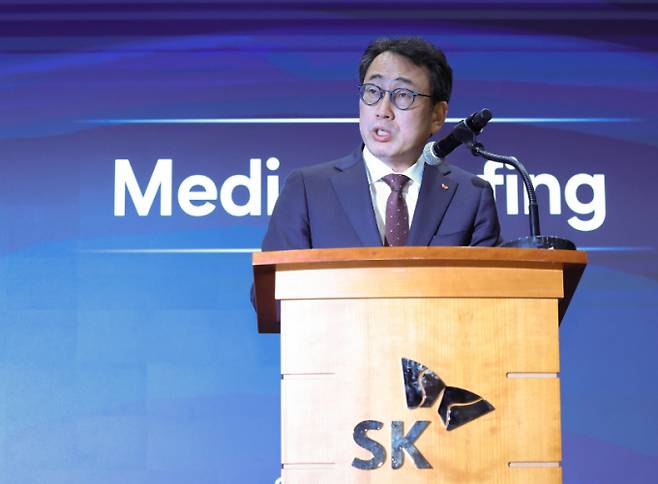유영상 SK텔레콤 사장이 2일 오전 서울 중구 SK텔레콤 T타워에서 유심 해킹 사이버 침해 관련 언론설명회를 하고 있다./사진=뉴시스