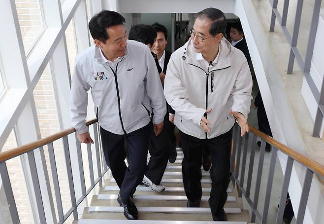 한덕수 전 총리가 2일 서울 종로구 주민공동시설 '새뜰집' 에서 오세훈 서울시장과 대화를 하고 있다. /사진=공동취재