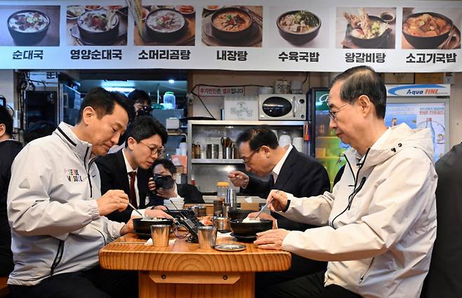 한  전 총리가 2일 서울 종로구 한 식당에서 오세훈 서울시장과 오찬 간담회를 하고 있다. /사진=공동취재