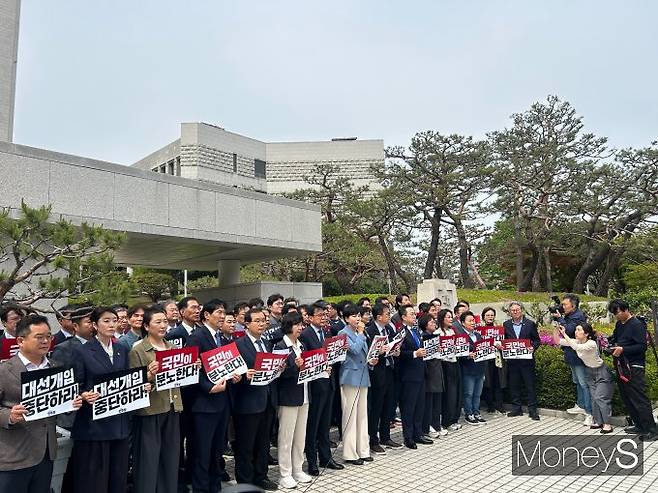 더불어민주당이 "사법 신뢰를 파탄시킨 대법원을 규탄한다"며 대법원의 이재명 대선 후보 공직선거법 위반 사건 파기환송 판결에 강하게 반발했다. 사진은 민주당 의원 50여명이 2일 오후 서울 서초구 대법원 앞에서 긴급 기자회견을 열고 집단 규탄에 나선 모습. /사진=김성아 기자