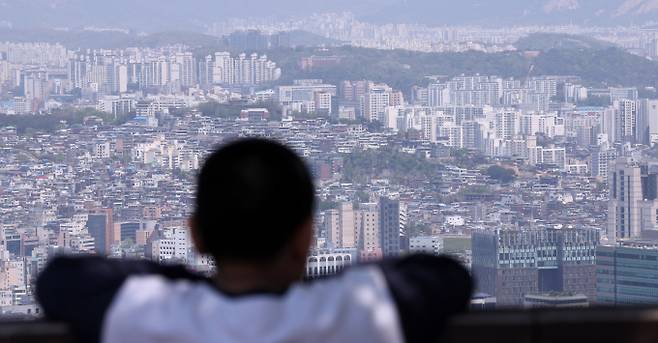 한국토지주택공사(LH)가 지방 아파트의 미분양을 해소하기 위해 매입사업을 확대한다. 사진은 서울 아파트단지와 다세대·연립주택(빌라) 모습. /사진=뉴스1