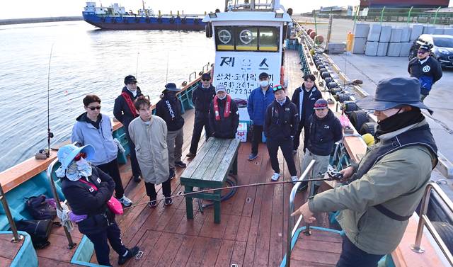 출항을 앞두고 낚싯배 제우스호의 손용철 선장이 가자미 낚시 요령을 가르쳐주고 있다. 낚싯배에서는 낚시 장비부터 미끼까지 모두 제공한다.