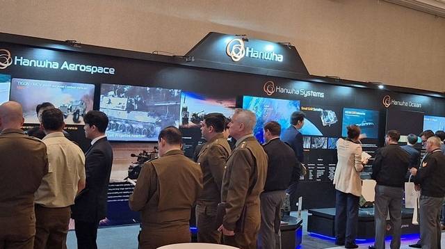 지난달 28일 칠레 산티아고에서 코트라와 주칠레 대한민국 대사관 주관으로 개최된 ‘코리아 디펜스 데이 2025’에 행사에 마련된 한화 방산 3사 부스 전경. 한화에어로스페이스 제공