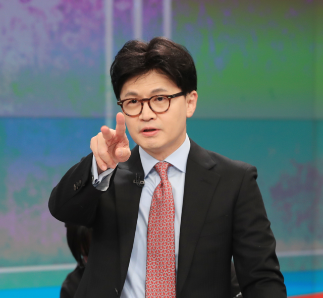 국민의힘 제21대 대통령선거 경선 결선투표에 진출한 한동훈 후보가 30일 서울 중구 TV조선에서 토론 준비를 하고 있다.  국회사진기자단