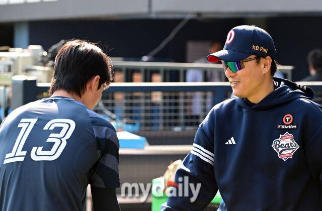 두산 이승엽 감독이 롯데 전민재의 활약을 칭찬하며 축하하고 있다 / 잠실 = 유진형 기자 zolong@mydaily.co.kr