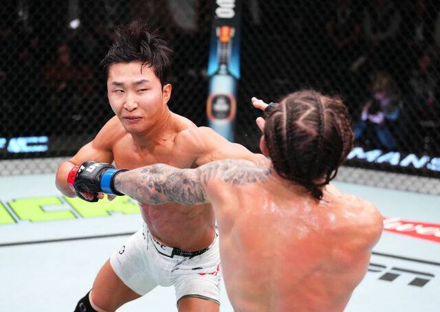 펀치를 날리는 이정영(왼쪽). /UFC 제공