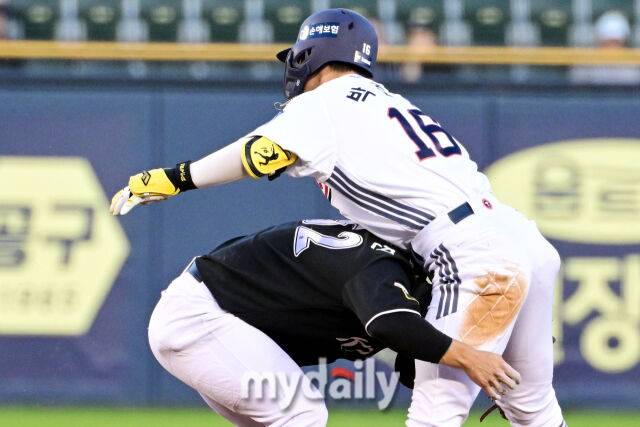 박준영을 태그한 뒤 무게중심이 앞으로 쏠리고 있는 KT 권동진.