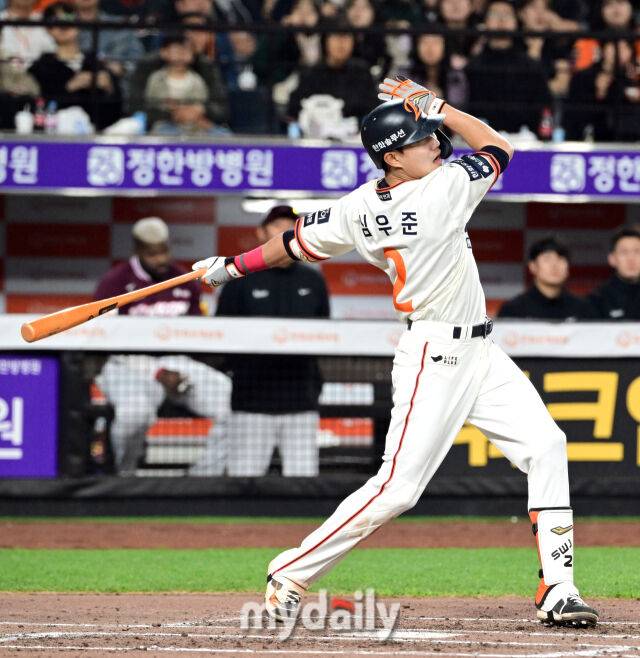 2025년 4월 11일 오후 대전 한화생명 볼파크에서 진행된 '2025 신한 SOL뱅크 KBO 리그' 키움 히어로즈와 한화 이글스의 경기.한화 심우준이 2회말 1사 1.2루서 1타점 적시타를 치고 있다./마이데일리