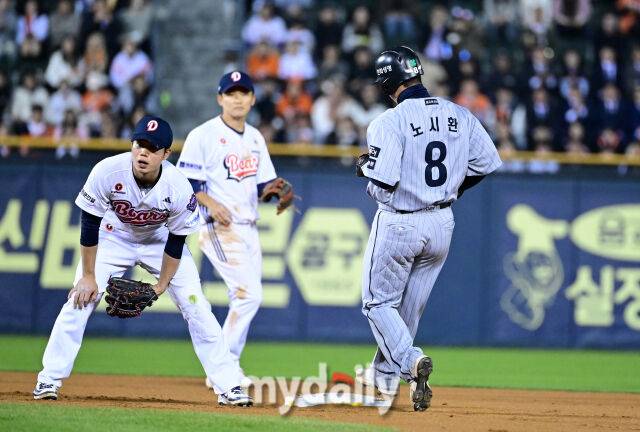 2025년 4월 10일 오후 서울 잠실구장에서 진행된 '2025 신한 SOL뱅크 KBO 리그' 한화 이글스와 두산 베어스의 경기. 한화 1루 주자 노시환이 6회초 2사 1.3루서 2루 도루에 성공하고 있다./마이데일리