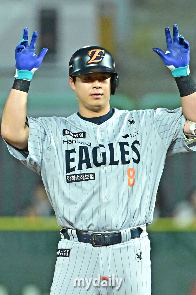 17일 인천 SSG랜더스필드에서 열린 '2025 신한 SOL BANK KBO리그' 한화 이글스와 SSG랜더스 경기. 한화 노시환이 6회초 무사에 2루타를 치고 기뻐하고 있다./마이데일리