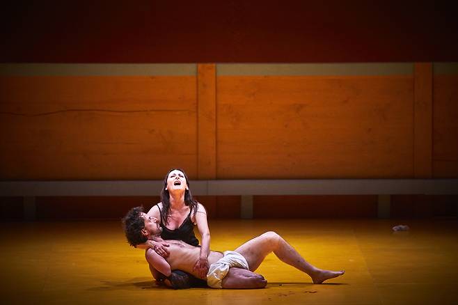 ‘스페인의 분노’로 불리는 전방위 예술가 안헬리카 리델의 연극 ‘사랑의 죽음. 피비린내가 눈에서 떠나지 않아. 후안 벨몬테’. [국립극장 제공]