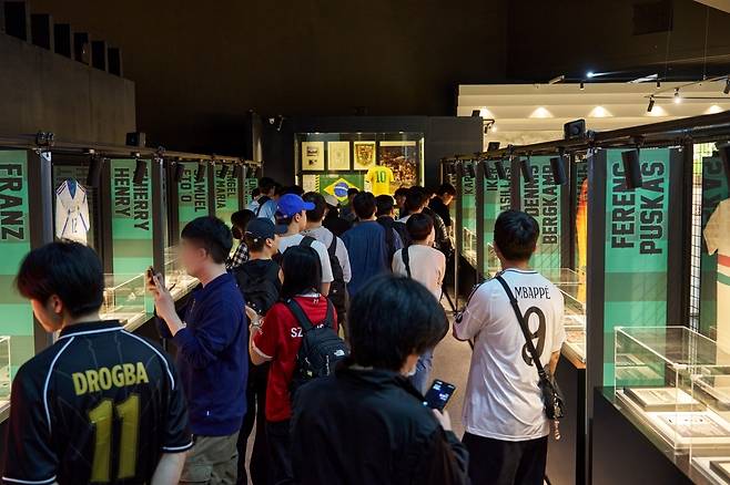 이랜드뮤지엄이 롯데몰 김포공항점에서 ‘위대한 축구선수 100인전’을 성황리에 오픈했다. [이랜드뮤지엄 제공]