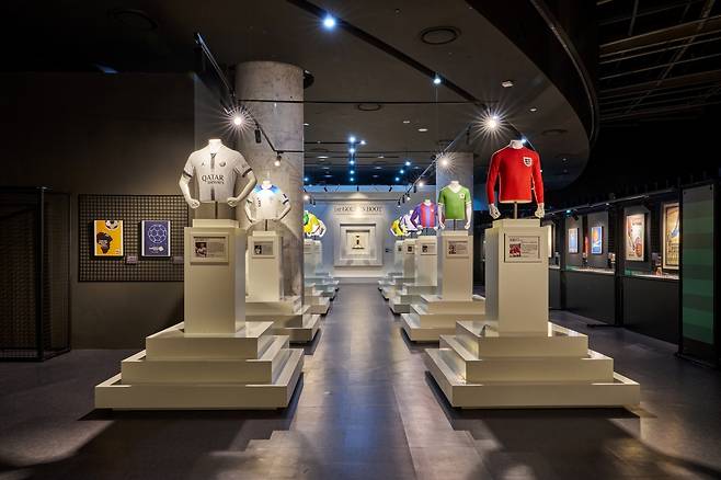 이랜드뮤지엄이 롯데몰 김포공항점에서 진행하는 ‘위대한 축구선수 100인전’ 전시장 모습 [이랜드뮤지엄 제공]