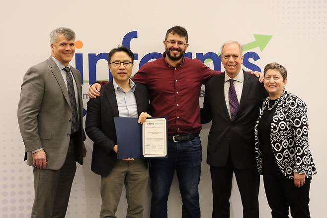 장영재(왼쪽 두번째) KAIST 산업및시스템공학과 교수가 인폼스 애널리틱스 콘퍼런스에서 우수 혁산상을 수상한 뒤 기념촬영하고 있다. [KAIST 제공]