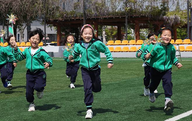 5월 가정의 달을 맞아 아이들이 야외활동을 하며 즐거워하고 있다.   [연합]