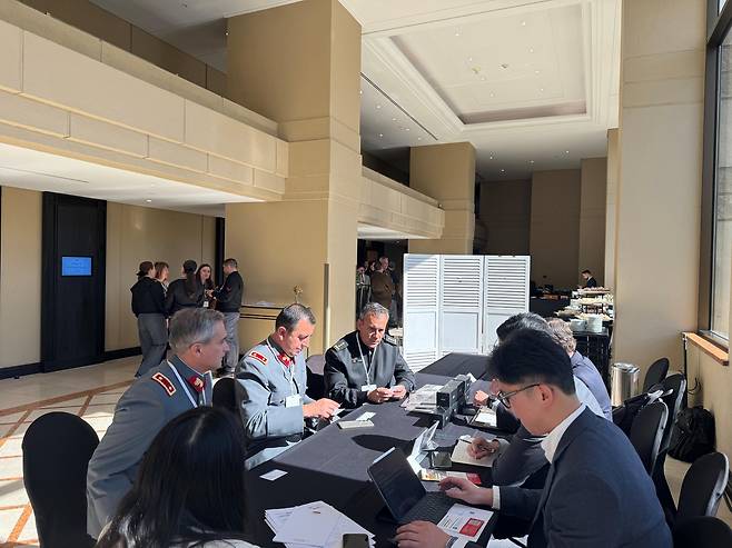 ‘코리아 디펜스 데이 2025’ 현장에서 한국 방산기업과 칠레 군 관계자들이 1대1 비즈니스 상담을 진행하고 있다.  [코트라 제공]