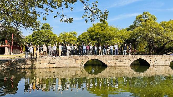 코리아헤럴드 GBF7기 지리산 섬진강 문화여행에 나선 원우들이 남원 광한루에서 단체 촬영을 하고 있다.