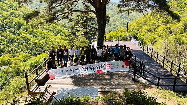 남원 일대에서 코리아헤럴드 GBF7기 지리산 섬진강 문화여행이 진행된 가운데, 지난달 30일 GBF원우들이 지리산 와운마을 천년송 앞에서 단체촬영을 하고 있다.