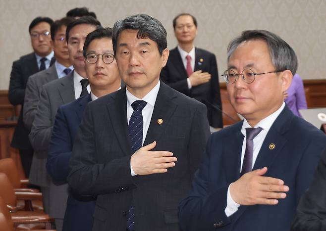 이주호 대통령 권한대행 부총리 겸 교육부 장관이 2일 정부서울청사에서 임시 국무회의 시작 전 국기에 경례를 하고 있다. [연합]