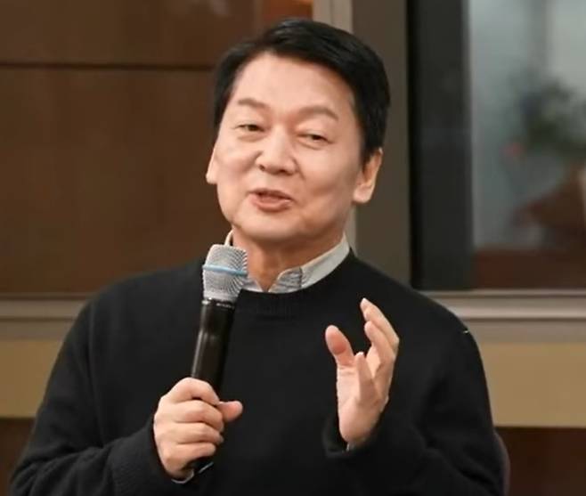 안철수 국민의힘 의원이 4월 28일 본인의 유튜브 채널에서 건강 이상설에 대해 해명하고 있는 모습.