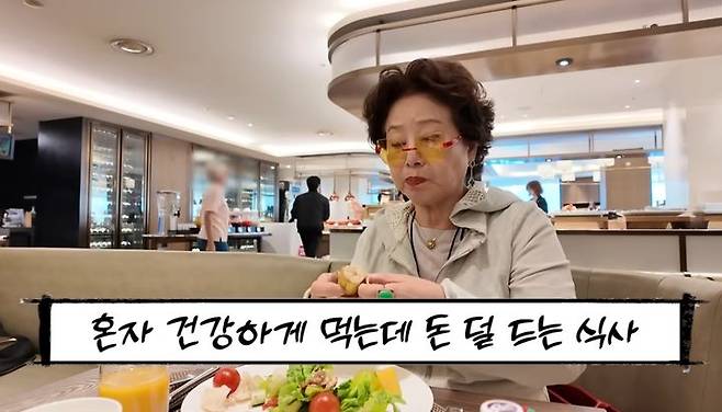 [서울=뉴시스] 선우용여가 호텔 뷔페에서 조식을 먹는 모습이다 (사진=순풍 선우용여 유튜브 캡쳐) 2025.05.01.photo@newsis.com *재판매 및 DB 금지