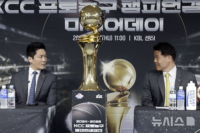 [서울=뉴시스] 최동준 기자 = 1일 서울 강남구 KBL센터에서 열린 2024-2025 KCC 프로농구 챔피언결정전 미디어데이에서 서울 SK 전희철, 창원 LG 조상현 감독이 대화하고 있다. 2025.05.01. photocdj@newsis.com